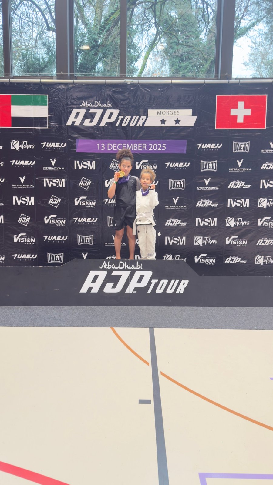 Aleyna und ihre Schwester auf dem Podest der Abu Dhabi AJP Tour in Morges, Dezember 2025.