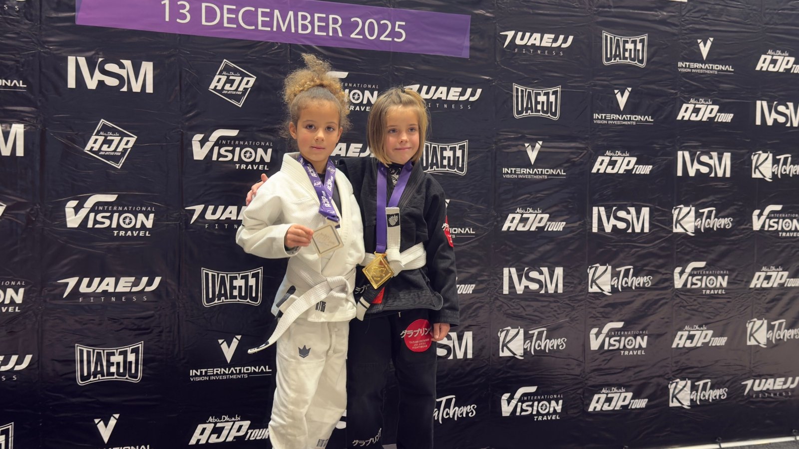 Aleyna mit ihrer Silbermedaille an der Abu Dhabi AJP Tour in Morges, 13. Dezember 2025, ihr erster Wettkampf.