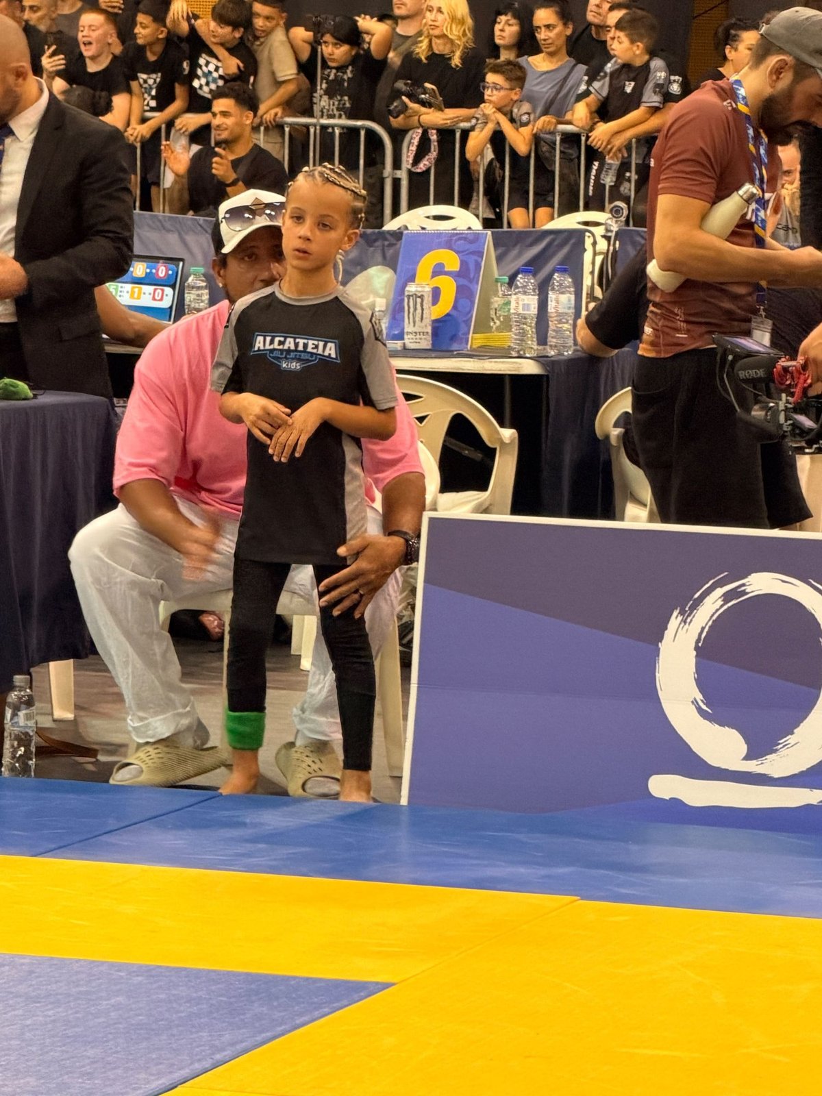 Aleyna am Mattenrand mit ihrem Vater in der Ecke, kurz vor ihrem Kampf an der European Kids No-Gi IBJJF Championship, Lissabon 2026.