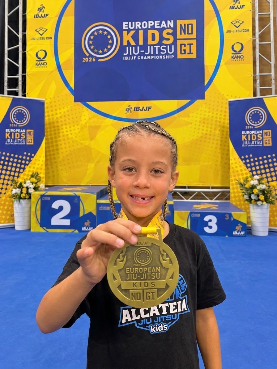 Aleyna mit ihrer Bronzemedaille vor dem Podest an der European Kids No-Gi IBJJF Championship, Lissabon, Oktober 2026.