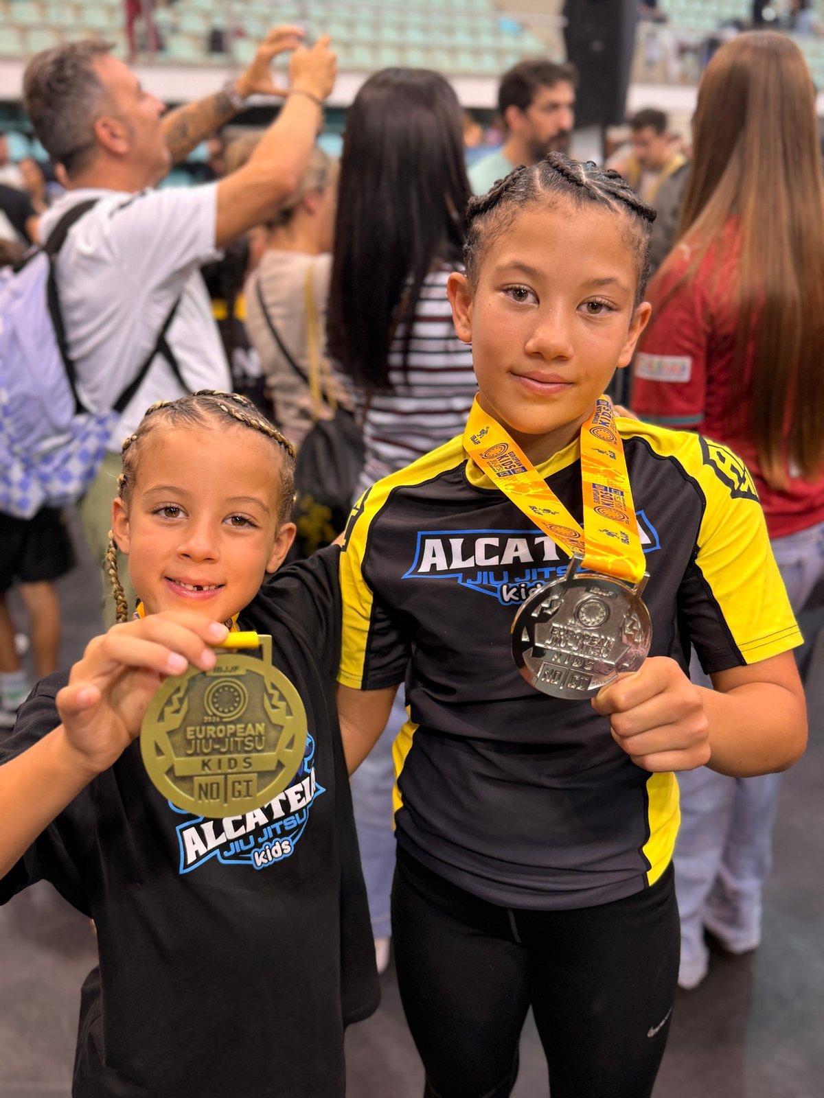Aleyna und ihre Schwester mit ihren Medaillen an der European Kids No-Gi IBJJF Championship in Lissabon, Oktober 2026.