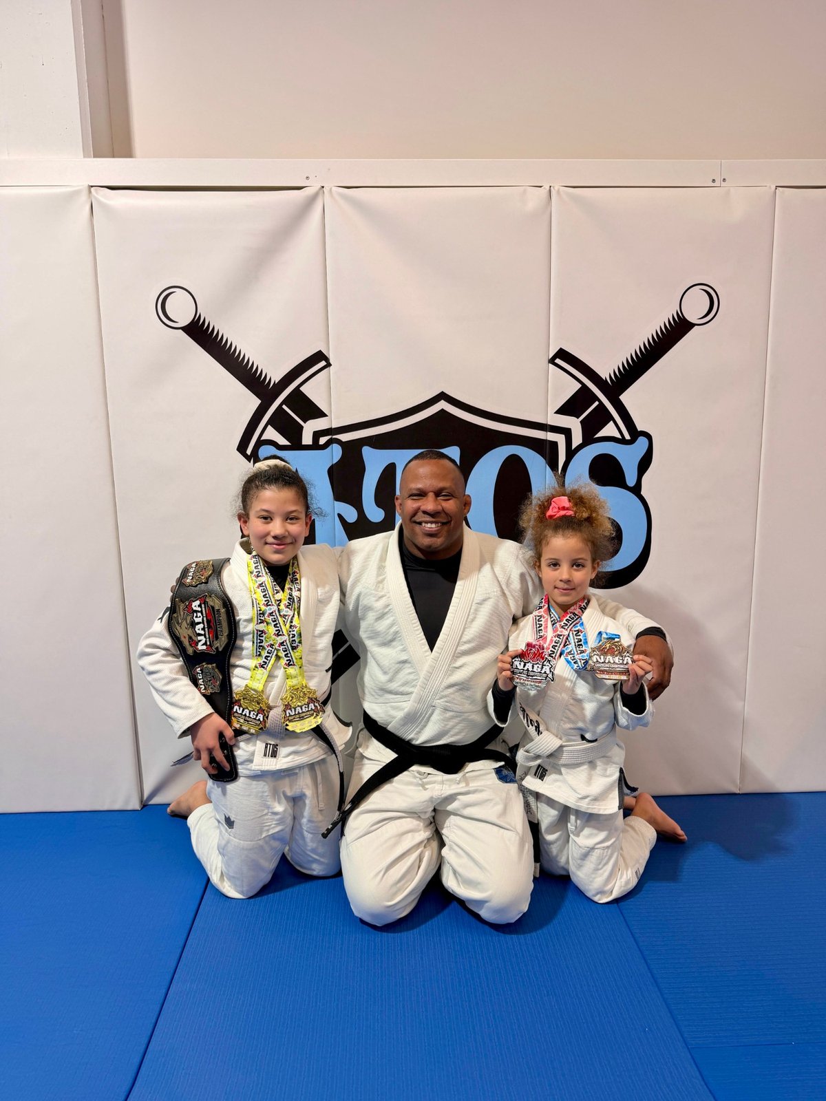 Aleyna und ihre Schwester im Gi mit ihren Medaillen der NAGA Paris, März 2026.