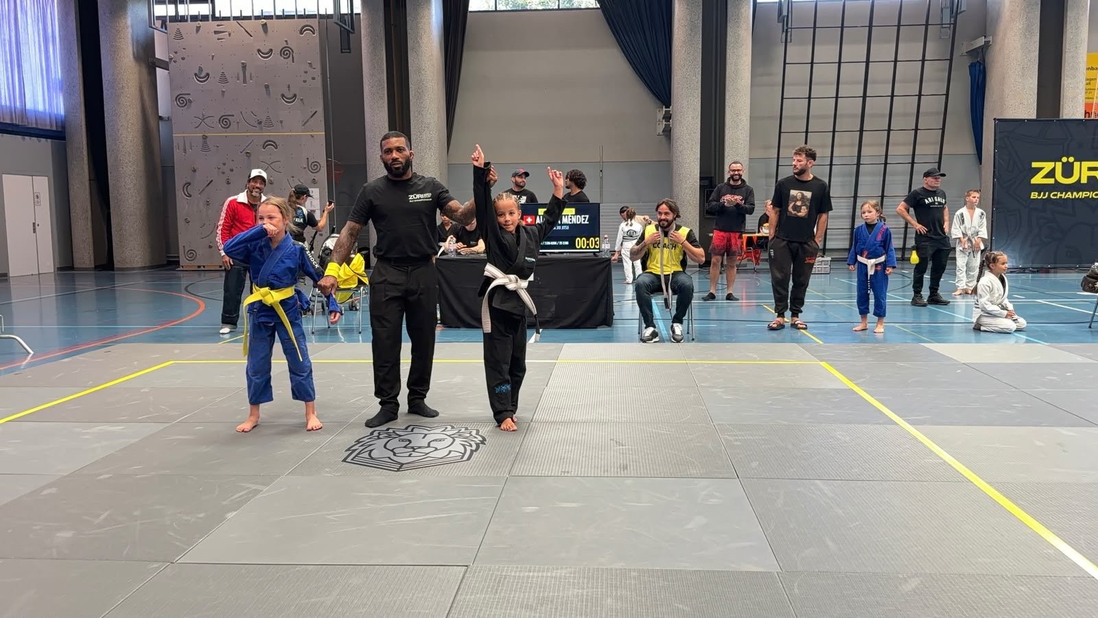 Der Kampfrichter hebt Aleynas Arm nach dem Sieg im Gi-Final am Züri Kids Cup BJJ Championship 2026.