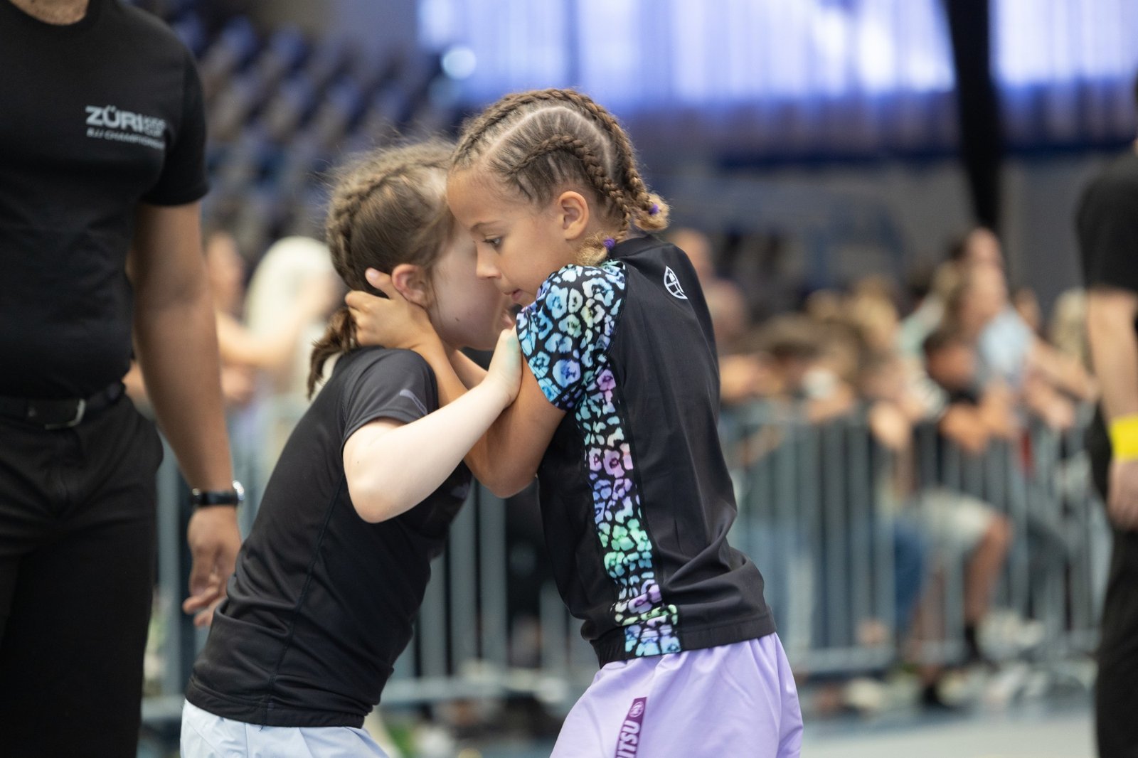 Aleyna im Leoparden-Rashguard im Griffkampf während ihres No-Gi-Kampfs am Züri Kids Cup BJJ Championship 2026.