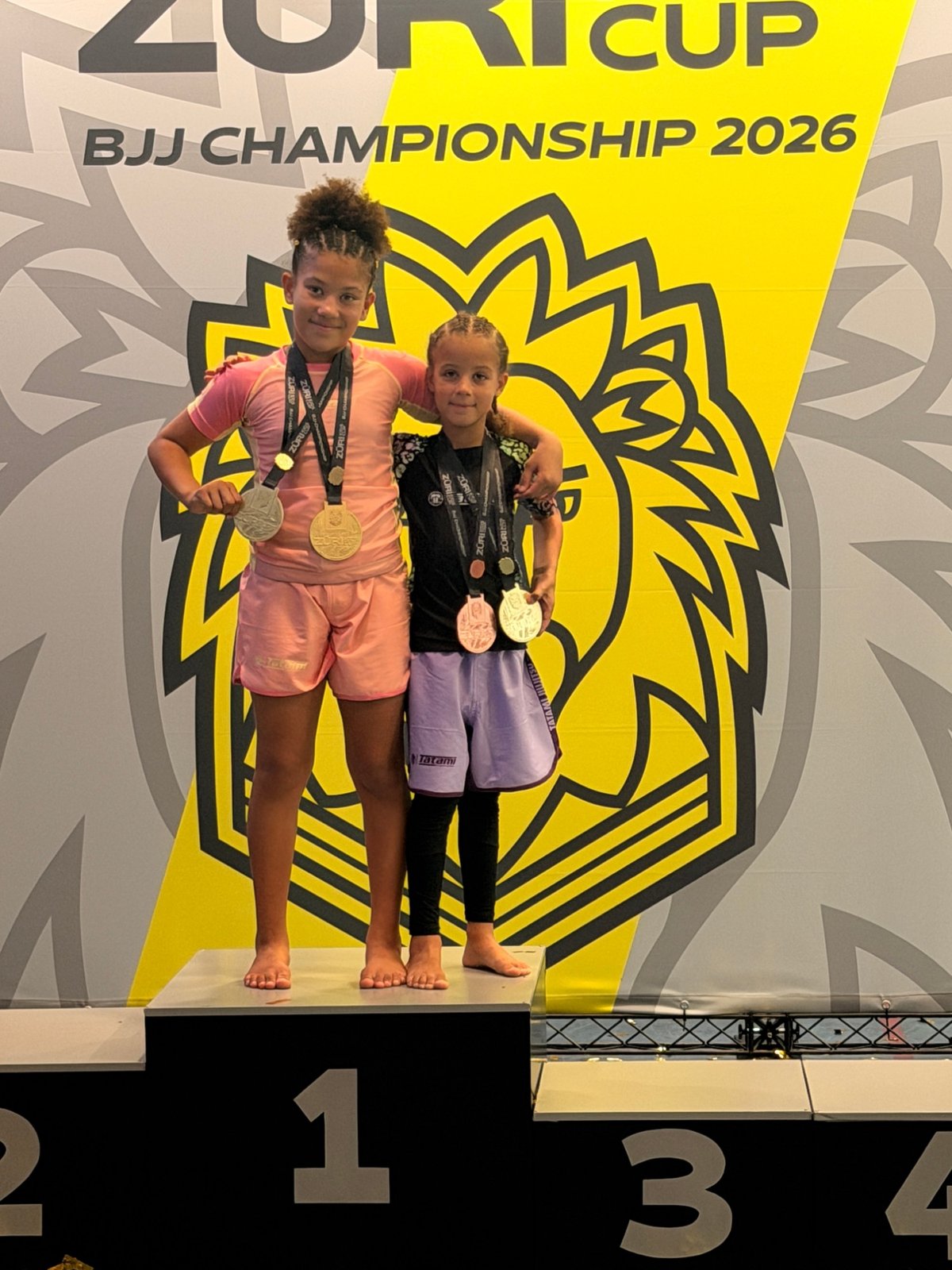 Aleyna und ihre Schwester gemeinsam zuoberst auf dem Podest des Züri Kids Cup BJJ Championship 2026.