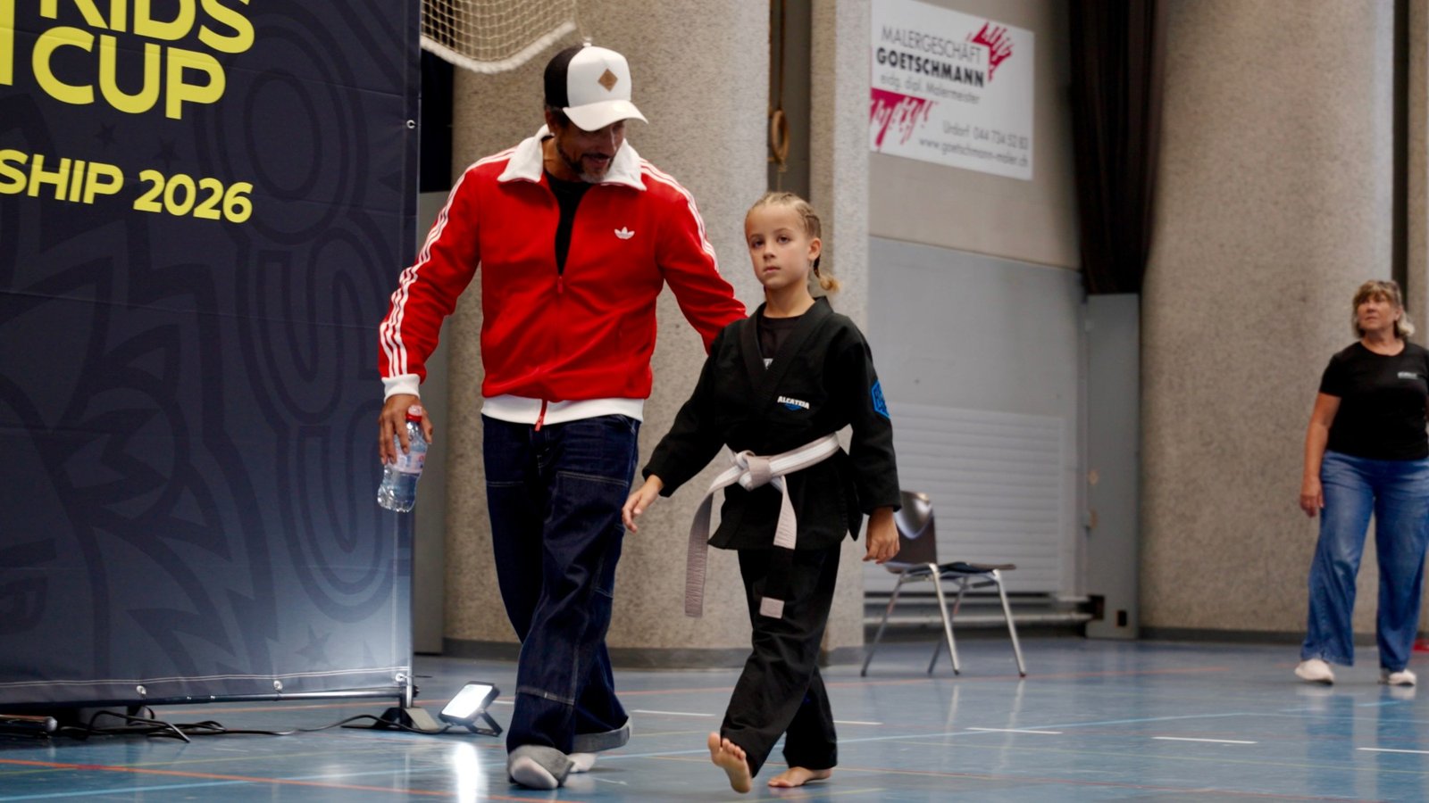 Aleyna auf dem Weg zur Matte mit ihrem Vater vor ihrem Gi-Final am Züri Kids Cup BJJ Championship 2026.
